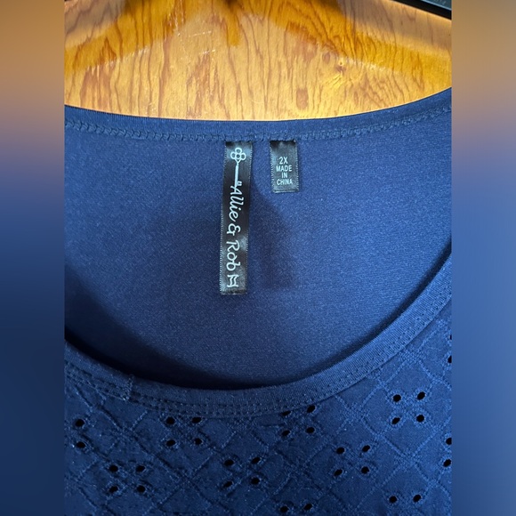 Allie and Rob blue top Size: 2X - Picture 4 of 4